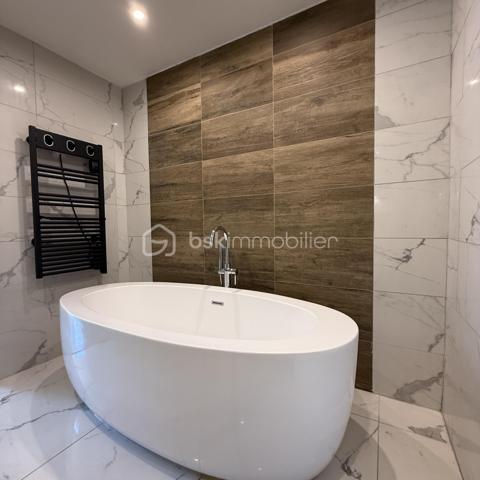 Un véritable havre de paix dans une résidence de standing à seulement 10 min du centre de Perpignan! 

Découvrez ce magnifique appartement de 83 m², situé au sein d’une résidence privée entièrement sécurisée, offrant un cadre de vie privilégié.

Dès l’entrée, vous serez séduit par une belle pièce de vie lumineuse avec salon et cuisine ouverte.

Vous apprécierez sa salle de bains au charme incontestable, aménagée avec goût et offrant des prestations de qualité : double vasque, baignoire ilot, et spacieuse douche a l'italienne. 

L’espace nuit se compose de 3 belles chambres avec placards, parfaites pour accueillir toute la famille ou aménager un bureau selon vos besoins.

À l’extérieur, profitez d’un exceptionnel jardin privatif de 200 m², véritable prolongement de l’appartement, ainsi que d’une agréable terrasse pour vos repas en plein air. Il sera tout à fait possible d'installer un jacuzzi.

Les prestations sont au rendez-vous :
✅ DPE B
✅ Climatisation
✅ Deux places de parking privatives
✅ Résidence fermée et entièrement sécurisée
✅ Piscine avec gardien
✅ Court de tennis
✅ Charges de copropriété maîtrisées
✅ Environnement calme et verdoyant avec de nombreux espaces verts

Un bien rare qui allie confort, sécurité et qualité de vie dans un cadre résidentiel privilégié, où tout est pensé pour votre bien-être.
