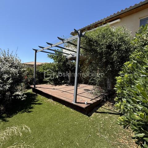 Un véritable havre de paix dans une résidence de standing à seulement 10 min du centre de Perpignan! 

Découvrez ce magnifique appartement de 83 m², situé au sein d’une résidence privée entièrement sécurisée, offrant un cadre de vie privilégié.

Dès l’entrée, vous serez séduit par une belle pièce de vie lumineuse avec salon et cuisine ouverte.

Vous apprécierez sa salle de bains au charme incontestable, aménagée avec goût et offrant des prestations de qualité : double vasque, baignoire ilot, et spacieuse douche a l'italienne. 

L’espace nuit se compose de 3 belles chambres avec placards, parfaites pour accueillir toute la famille ou aménager un bureau selon vos besoins.

À l’extérieur, profitez d’un exceptionnel jardin privatif de 200 m², véritable prolongement de l’appartement, ainsi que d’une agréable terrasse pour vos repas en plein air. Il sera tout à fait possible d'installer un jacuzzi.

Les prestations sont au rendez-vous :
✅ DPE B
✅ Climatisation
✅ Deux places de parking privatives
✅ Résidence fermée et entièrement sécurisée
✅ Piscine avec gardien
✅ Court de tennis
✅ Charges de copropriété maîtrisées
✅ Environnement calme et verdoyant avec de nombreux espaces verts

Un bien rare qui allie confort, sécurité et qualité de vie dans un cadre résidentiel privilégié, où tout est pensé pour votre bien-être.