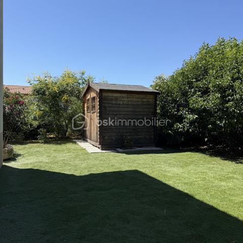 Un véritable havre de paix dans une résidence de standing à seulement 10 min du centre de Perpignan! 

Découvrez ce magnifique appartement de 83 m², situé au sein d’une résidence privée entièrement sécurisée, offrant un cadre de vie privilégié.

Dès l’entrée, vous serez séduit par une belle pièce de vie lumineuse avec salon et cuisine ouverte.

Vous apprécierez sa salle de bains au charme incontestable, aménagée avec goût et offrant des prestations de qualité : double vasque, baignoire ilot, et spacieuse douche a l'italienne. 

L’espace nuit se compose de 3 belles chambres avec placards, parfaites pour accueillir toute la famille ou aménager un bureau selon vos besoins.

À l’extérieur, profitez d’un exceptionnel jardin privatif de 200 m², véritable prolongement de l’appartement, ainsi que d’une agréable terrasse pour vos repas en plein air. Il sera tout à fait possible d'installer un jacuzzi.

Les prestations sont au rendez-vous :
✅ DPE B
✅ Climatisation
✅ Deux places de parking privatives
✅ Résidence fermée et entièrement sécurisée
✅ Piscine avec gardien
✅ Court de tennis
✅ Charges de copropriété maîtrisées
✅ Environnement calme et verdoyant avec de nombreux espaces verts

Un bien rare qui allie confort, sécurité et qualité de vie dans un cadre résidentiel privilégié, où tout est pensé pour votre bien-être.