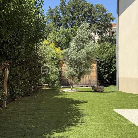 Un véritable havre de paix dans une résidence de standing à seulement 10 min du centre de Perpignan! 

Découvrez ce magnifique appartement de 83 m², situé au sein d’une résidence privée entièrement sécurisée, offrant un cadre de vie privilégié.

Dès l’entrée, vous serez séduit par une belle pièce de vie lumineuse avec salon et cuisine ouverte.

Vous apprécierez sa salle de bains au charme incontestable, aménagée avec goût et offrant des prestations de qualité : double vasque, baignoire ilot, et spacieuse douche a l'italienne. 

L’espace nuit se compose de 3 belles chambres avec placards, parfaites pour accueillir toute la famille ou aménager un bureau selon vos besoins.

À l’extérieur, profitez d’un exceptionnel jardin privatif de 200 m², véritable prolongement de l’appartement, ainsi que d’une agréable terrasse pour vos repas en plein air. Il sera tout à fait possible d'installer un jacuzzi.

Les prestations sont au rendez-vous :
✅ DPE B
✅ Climatisation
✅ Deux places de parking privatives
✅ Résidence fermée et entièrement sécurisée
✅ Piscine avec gardien
✅ Court de tennis
✅ Charges de copropriété maîtrisées
✅ Environnement calme et verdoyant avec de nombreux espaces verts

Un bien rare qui allie confort, sécurité et qualité de vie dans un cadre résidentiel privilégié, où tout est pensé pour votre bien-être.