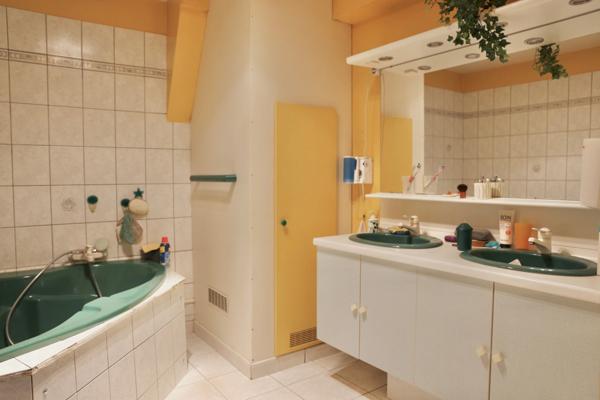 Maison à vendre 6 pièces, 4 chambres, à CHALONS EN CHAMPAGNE (51) sur une parcelle de 570m2