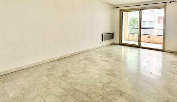 Saint Raphaël centre ville, appartement 2 pièces traversant à vendre - Réf 2772