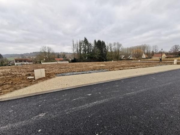 20565 - Terrain viabilisé dans un village prisé