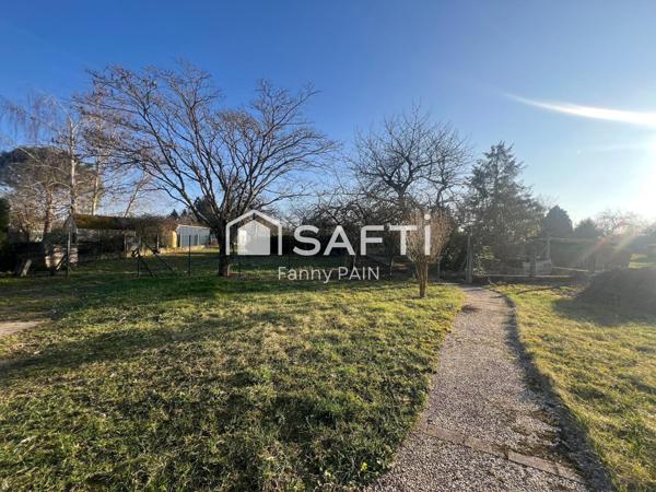 Maison spacieuse avec beau jardin clôturé - Fort potentiel