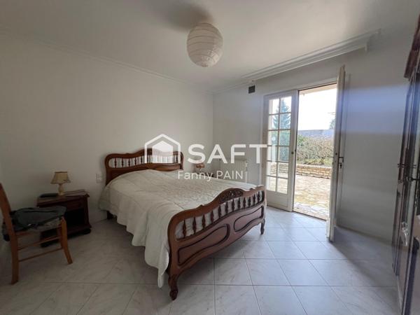 Maison spacieuse avec beau jardin clôturé - Fort potentiel