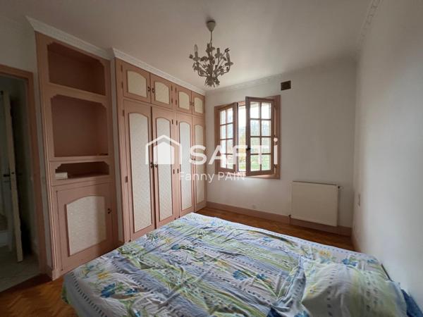 Maison spacieuse avec beau jardin clôturé - Fort potentiel