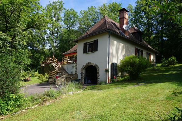 Charmante demeure Périgourdine nichée sur les hauteurs d'un village médieval.