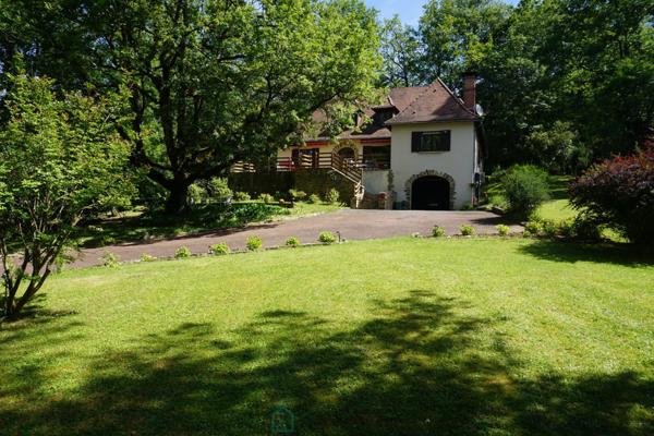 Charmante demeure Périgourdine nichée sur les hauteurs d'un village médieval.