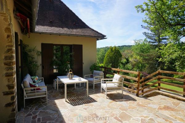 Charmante demeure Périgourdine nichée sur les hauteurs d'un village médieval.