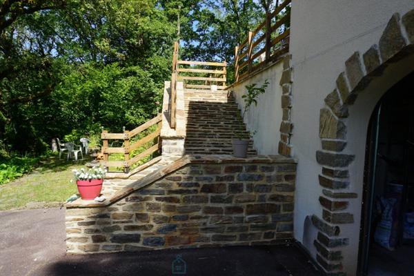 Charmante demeure Périgourdine nichée sur les hauteurs d'un village médieval.