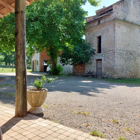 Maison à vendre 7 pièces VAISSAC (82), corps de ferme sur 26873m² de terrain avec box et nombreuses dépendances.