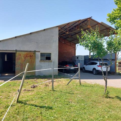 Maison à vendre 7 pièces VAISSAC (82), corps de ferme sur 26873m² de terrain avec box et nombreuses dépendances.