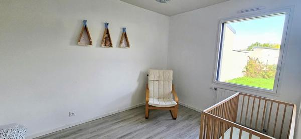 AUX NORMES PMR- SOUS GARANTIE DECENNALE, maison contemporaine de 90m² habitables récente avec 3 chambres, garage sur 446m² de parcelle