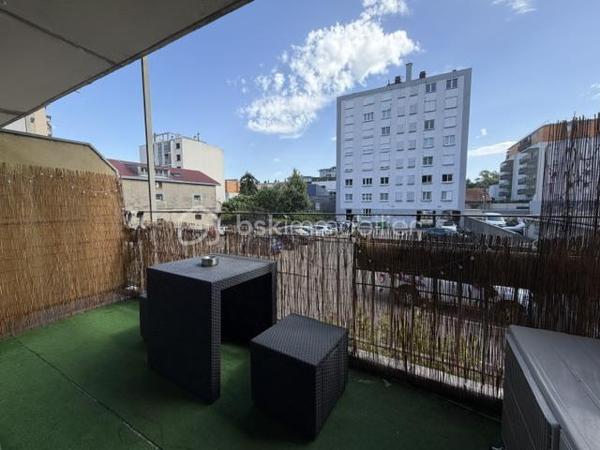 Venez découvrir avec Céline SCADUTO (EI), ce magnifique appartement situé sur la commune de Grenoble, à proximité immédiate de toutes les commodités : commerces, transports en commun (bus, tramway) et gare.
Entièrement rénové avec une décoration unique sur le thème Cinéma Room, ce bien offre un cadre de vie original et chaleureux.
L'appartement se compose de :
Une cuisine ouverte sur un agréable séjour
Un accès à une terrasse de plus de 4 m²
Une chambre confortable
De nombreux espaces de rangement
Une salle d'eau avec WC
Pour un confort optimal, le logement est équipé d'une climatisation ainsi que d'un rétroprojecteur.
En complément, vous bénéficierez d'une cave.
Les charges de copropriété comprennent le chauffage et l'eau chaude.
La taxe foncière est de 1 154 €.
Un fort potentiel locatif.
À titre indicatif, le bien est actuellement exploité en location courte durée avec les tarifs suivants :
Dimanche et lundi : 89 € / nuit
Du mardi au jeudi : 99 € / nuit
Vendredi et samedi : 129 € / nuit
Ces éléments sont communiqués afin de vous permettre d'apprécier le potentiel de rentabilité du bien.
Une opportunité rare sur Grenoble, idéale pour un investisseur ou pour toute personne à la recherche d'un appartement clé en main au style unique.
Contactez moi rapidement pour obtenir davantage d'informations et organiser une visite.