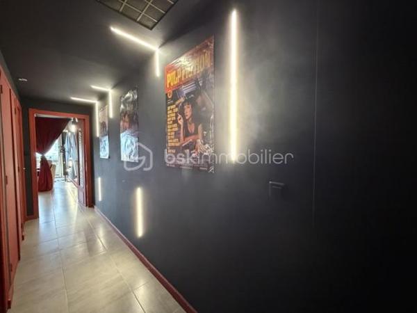 Venez découvrir avec Céline SCADUTO (EI), ce magnifique appartement situé sur la commune de Grenoble, à proximité immédiate de toutes les commodités : commerces, transports en commun (bus, tramway) et gare.
Entièrement rénové avec une décoration unique sur le thème Cinéma Room, ce bien offre un cadre de vie original et chaleureux.
L'appartement se compose de :
Une cuisine ouverte sur un agréable séjour
Un accès à une terrasse de plus de 4 m²
Une chambre confortable
De nombreux espaces de rangement
Une salle d'eau avec WC
Pour un confort optimal, le logement est équipé d'une climatisation ainsi que d'un rétroprojecteur.
En complément, vous bénéficierez d'une cave.
Les charges de copropriété comprennent le chauffage et l'eau chaude.
La taxe foncière est de 1 154 €.
Un fort potentiel locatif.
À titre indicatif, le bien est actuellement exploité en location courte durée avec les tarifs suivants :
Dimanche et lundi : 89 € / nuit
Du mardi au jeudi : 99 € / nuit
Vendredi et samedi : 129 € / nuit
Ces éléments sont communiqués afin de vous permettre d'apprécier le potentiel de rentabilité du bien.
Une opportunité rare sur Grenoble, idéale pour un investisseur ou pour toute personne à la recherche d'un appartement clé en main au style unique.
Contactez moi rapidement pour obtenir davantage d'informations et organiser une visite.
