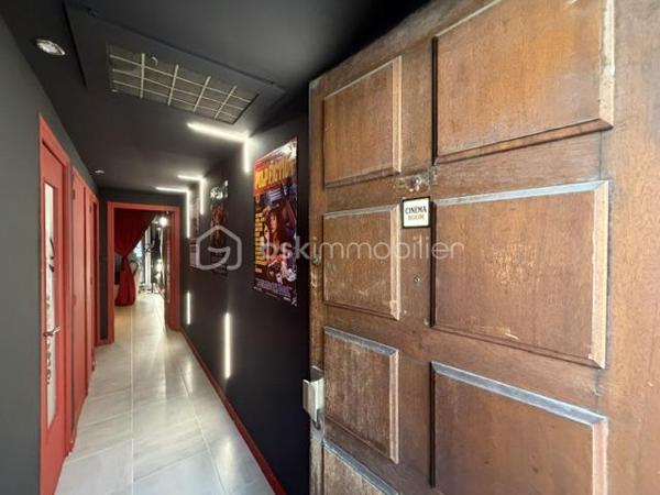 Venez découvrir avec Céline SCADUTO (EI), ce magnifique appartement situé sur la commune de Grenoble, à proximité immédiate de toutes les commodités : commerces, transports en commun (bus, tramway) et gare.
Entièrement rénové avec une décoration unique sur le thème Cinéma Room, ce bien offre un cadre de vie original et chaleureux.
L'appartement se compose de :
Une cuisine ouverte sur un agréable séjour
Un accès à une terrasse de plus de 4 m²
Une chambre confortable
De nombreux espaces de rangement
Une salle d'eau avec WC
Pour un confort optimal, le logement est équipé d'une climatisation ainsi que d'un rétroprojecteur.
En complément, vous bénéficierez d'une cave.
Les charges de copropriété comprennent le chauffage et l'eau chaude.
La taxe foncière est de 1 154 €.
Un fort potentiel locatif.
À titre indicatif, le bien est actuellement exploité en location courte durée avec les tarifs suivants :
Dimanche et lundi : 89 € / nuit
Du mardi au jeudi : 99 € / nuit
Vendredi et samedi : 129 € / nuit
Ces éléments sont communiqués afin de vous permettre d'apprécier le potentiel de rentabilité du bien.
Une opportunité rare sur Grenoble, idéale pour un investisseur ou pour toute personne à la recherche d'un appartement clé en main au style unique.
Contactez moi rapidement pour obtenir davantage d'informations et organiser une visite.