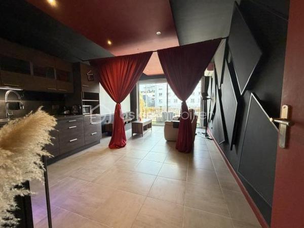 Venez découvrir avec Céline SCADUTO (EI), ce magnifique appartement situé sur la commune de Grenoble, à proximité immédiate de toutes les commodités : commerces, transports en commun (bus, tramway) et gare.
Entièrement rénové avec une décoration unique sur le thème Cinéma Room, ce bien offre un cadre de vie original et chaleureux.
L'appartement se compose de :
Une cuisine ouverte sur un agréable séjour
Un accès à une terrasse de plus de 4 m²
Une chambre confortable
De nombreux espaces de rangement
Une salle d'eau avec WC
Pour un confort optimal, le logement est équipé d'une climatisation ainsi que d'un rétroprojecteur.
En complément, vous bénéficierez d'une cave.
Les charges de copropriété comprennent le chauffage et l'eau chaude.
La taxe foncière est de 1 154 €.
Un fort potentiel locatif.
À titre indicatif, le bien est actuellement exploité en location courte durée avec les tarifs suivants :
Dimanche et lundi : 89 € / nuit
Du mardi au jeudi : 99 € / nuit
Vendredi et samedi : 129 € / nuit
Ces éléments sont communiqués afin de vous permettre d'apprécier le potentiel de rentabilité du bien.
Une opportunité rare sur Grenoble, idéale pour un investisseur ou pour toute personne à la recherche d'un appartement clé en main au style unique.
Contactez moi rapidement pour obtenir davantage d'informations et organiser une visite.
