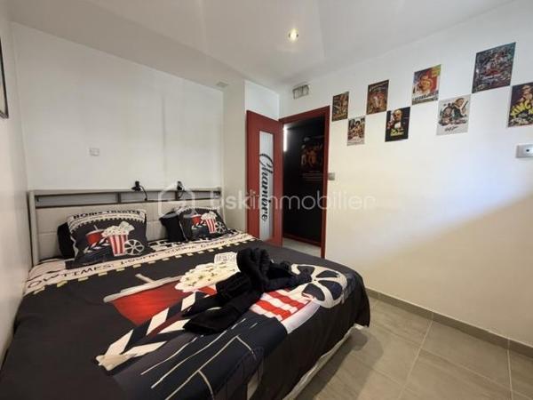 Venez découvrir avec Céline SCADUTO (EI), ce magnifique appartement situé sur la commune de Grenoble, à proximité immédiate de toutes les commodités : commerces, transports en commun (bus, tramway) et gare.
Entièrement rénové avec une décoration unique sur le thème Cinéma Room, ce bien offre un cadre de vie original et chaleureux.
L'appartement se compose de :
Une cuisine ouverte sur un agréable séjour
Un accès à une terrasse de plus de 4 m²
Une chambre confortable
De nombreux espaces de rangement
Une salle d'eau avec WC
Pour un confort optimal, le logement est équipé d'une climatisation ainsi que d'un rétroprojecteur.
En complément, vous bénéficierez d'une cave.
Les charges de copropriété comprennent le chauffage et l'eau chaude.
La taxe foncière est de 1 154 €.
Un fort potentiel locatif.
À titre indicatif, le bien est actuellement exploité en location courte durée avec les tarifs suivants :
Dimanche et lundi : 89 € / nuit
Du mardi au jeudi : 99 € / nuit
Vendredi et samedi : 129 € / nuit
Ces éléments sont communiqués afin de vous permettre d'apprécier le potentiel de rentabilité du bien.
Une opportunité rare sur Grenoble, idéale pour un investisseur ou pour toute personne à la recherche d'un appartement clé en main au style unique.
Contactez moi rapidement pour obtenir davantage d'informations et organiser une visite.