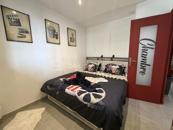 Venez découvrir avec Céline SCADUTO (EI), ce magnifique appartement situé sur la commune de Grenoble, à proximité immédiate de toutes les commodités : commerces, transports en commun (bus, tramway) et gare.
Entièrement rénové avec une décoration unique sur le thème Cinéma Room, ce bien offre un cadre de vie original et chaleureux.
L'appartement se compose de :
Une cuisine ouverte sur un agréable séjour
Un accès à une terrasse de plus de 4 m²
Une chambre confortable
De nombreux espaces de rangement
Une salle d'eau avec WC
Pour un confort optimal, le logement est équipé d'une climatisation ainsi que d'un rétroprojecteur.
En complément, vous bénéficierez d'une cave.
Les charges de copropriété comprennent le chauffage et l'eau chaude.
La taxe foncière est de 1 154 €.
Un fort potentiel locatif.
À titre indicatif, le bien est actuellement exploité en location courte durée avec les tarifs suivants :
Dimanche et lundi : 89 € / nuit
Du mardi au jeudi : 99 € / nuit
Vendredi et samedi : 129 € / nuit
Ces éléments sont communiqués afin de vous permettre d'apprécier le potentiel de rentabilité du bien.
Une opportunité rare sur Grenoble, idéale pour un investisseur ou pour toute personne à la recherche d'un appartement clé en main au style unique.
Contactez moi rapidement pour obtenir davantage d'informations et organiser une visite.