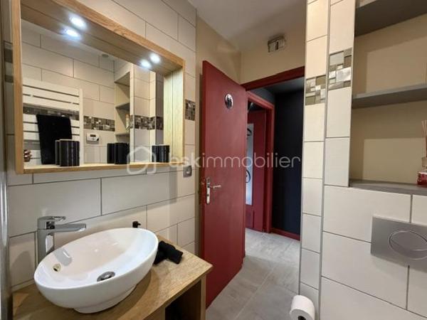 Venez découvrir avec Céline SCADUTO (EI), ce magnifique appartement situé sur la commune de Grenoble, à proximité immédiate de toutes les commodités : commerces, transports en commun (bus, tramway) et gare.
Entièrement rénové avec une décoration unique sur le thème Cinéma Room, ce bien offre un cadre de vie original et chaleureux.
L'appartement se compose de :
Une cuisine ouverte sur un agréable séjour
Un accès à une terrasse de plus de 4 m²
Une chambre confortable
De nombreux espaces de rangement
Une salle d'eau avec WC
Pour un confort optimal, le logement est équipé d'une climatisation ainsi que d'un rétroprojecteur.
En complément, vous bénéficierez d'une cave.
Les charges de copropriété comprennent le chauffage et l'eau chaude.
La taxe foncière est de 1 154 €.
Un fort potentiel locatif.
À titre indicatif, le bien est actuellement exploité en location courte durée avec les tarifs suivants :
Dimanche et lundi : 89 € / nuit
Du mardi au jeudi : 99 € / nuit
Vendredi et samedi : 129 € / nuit
Ces éléments sont communiqués afin de vous permettre d'apprécier le potentiel de rentabilité du bien.
Une opportunité rare sur Grenoble, idéale pour un investisseur ou pour toute personne à la recherche d'un appartement clé en main au style unique.
Contactez moi rapidement pour obtenir davantage d'informations et organiser une visite.