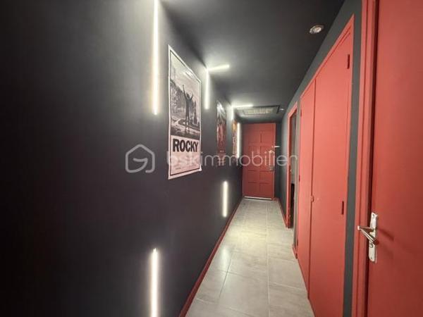 Venez découvrir avec Céline SCADUTO (EI), ce magnifique appartement situé sur la commune de Grenoble, à proximité immédiate de toutes les commodités : commerces, transports en commun (bus, tramway) et gare.
Entièrement rénové avec une décoration unique sur le thème Cinéma Room, ce bien offre un cadre de vie original et chaleureux.
L'appartement se compose de :
Une cuisine ouverte sur un agréable séjour
Un accès à une terrasse de plus de 4 m²
Une chambre confortable
De nombreux espaces de rangement
Une salle d'eau avec WC
Pour un confort optimal, le logement est équipé d'une climatisation ainsi que d'un rétroprojecteur.
En complément, vous bénéficierez d'une cave.
Les charges de copropriété comprennent le chauffage et l'eau chaude.
La taxe foncière est de 1 154 €.
Un fort potentiel locatif.
À titre indicatif, le bien est actuellement exploité en location courte durée avec les tarifs suivants :
Dimanche et lundi : 89 € / nuit
Du mardi au jeudi : 99 € / nuit
Vendredi et samedi : 129 € / nuit
Ces éléments sont communiqués afin de vous permettre d'apprécier le potentiel de rentabilité du bien.
Une opportunité rare sur Grenoble, idéale pour un investisseur ou pour toute personne à la recherche d'un appartement clé en main au style unique.
Contactez moi rapidement pour obtenir davantage d'informations et organiser une visite.