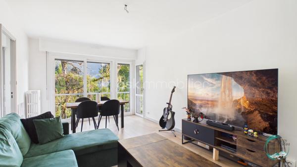 Idéalement situé à Cluses, dans le secteur recherché de La Sardagne, cet appartement de 70 m² séduira les familles, les primo-accédants et les investisseurs à la recherche d'un bien lumineux, fonctionnel et évolutif.

Au 2ᵉ étage sur 3 d'une petite résidence bien entretenue, il bénéficie d'un emplacement privilégié au bord de l'Arve et à proximité immédiate de la voie verte. Un cadre idéal pour les promenades en famille, le vélo, le running ou simplement profiter d'un environnement agréable au quotidien.

Toutes les commodités sont accessibles à pied (commerces, écoles, services) et l'accès à l'autoroute se trouve à quelques minutes seulement, offrant une excellente connexion pour les déplacements professionnels.

Grâce à sa triple exposition et à sa configuration traversante Nord-Sud, l'appartement profite d'une belle luminosité tout au long de la journée. La proximité de l'Arve apportera une sensation de fraîcheur appréciable durant la saison estivale.

L'appartement comprend :
• Un hall d'entrée avec rangements
• Une cuisine indépendante
• Un séjour lumineux ouvrant sur un balcon exposé Sud
• Trois chambres, dont deux chambres d'enfants ou une chambre d'enfant et un bureau
• Une salle de douche avec espace buanderie
• Un WC indépendant

Vous apprécierez sa vue dégagée sur le massif du Bargy ainsi que sur les montagnes environnantes, offrant un cadre de vie agréable et ouvert.

Un appartement qui s'adapte à vos projets :

L'un de ses principaux atouts réside dans son potentiel d'évolution. La cuisine peut être ouverte sur le séjour afin de créer une vaste pièce de vie conviviale et contemporaine. Il est également envisageable de transformer la fenêtre de la cuisine en porte-fenêtre afin d'offrir un second accès direct au balcon.

Une belle opportunité pour personnaliser votre futur logement selon vos envies et valoriser encore davantage son espace de vie.

Les plus :
✔ Triple exposition (Nord - Sud et Est)
✔ Appartement traversant
✔ Balcon exposé Sud
✔ Vue dégagée sur les montagnes
✔ Double vitrage
✔ Chauffage collectif gaz avec répartition individuelle des consommations
✔ Grande cave accessible depuis l'extérieur, idéale pour vélos, motos ou stockage
✔ Local vélos commun
✔ Nombreuses possibilités de stationnement à proximité immédiate

Lumineux et bénéficiant d'un emplacement particulièrement recherché entre nature, commodités et accès rapides, ce bien offre une qualité de vie rare sur le secteur.

Une visite vous permettra de découvrir tout son potentiel et de vous projeter dans votre futur chez-vous.