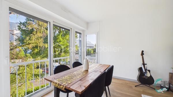 Idéalement situé à Cluses, dans le secteur recherché de La Sardagne, cet appartement de 70 m² séduira les familles, les primo-accédants et les investisseurs à la recherche d'un bien lumineux, fonctionnel et évolutif.

Au 2ᵉ étage sur 3 d'une petite résidence bien entretenue, il bénéficie d'un emplacement privilégié au bord de l'Arve et à proximité immédiate de la voie verte. Un cadre idéal pour les promenades en famille, le vélo, le running ou simplement profiter d'un environnement agréable au quotidien.

Toutes les commodités sont accessibles à pied (commerces, écoles, services) et l'accès à l'autoroute se trouve à quelques minutes seulement, offrant une excellente connexion pour les déplacements professionnels.

Grâce à sa triple exposition et à sa configuration traversante Nord-Sud, l'appartement profite d'une belle luminosité tout au long de la journée. La proximité de l'Arve apportera une sensation de fraîcheur appréciable durant la saison estivale.

L'appartement comprend :
• Un hall d'entrée avec rangements
• Une cuisine indépendante
• Un séjour lumineux ouvrant sur un balcon exposé Sud
• Trois chambres, dont deux chambres d'enfants ou une chambre d'enfant et un bureau
• Une salle de douche avec espace buanderie
• Un WC indépendant

Vous apprécierez sa vue dégagée sur le massif du Bargy ainsi que sur les montagnes environnantes, offrant un cadre de vie agréable et ouvert.

Un appartement qui s'adapte à vos projets :

L'un de ses principaux atouts réside dans son potentiel d'évolution. La cuisine peut être ouverte sur le séjour afin de créer une vaste pièce de vie conviviale et contemporaine. Il est également envisageable de transformer la fenêtre de la cuisine en porte-fenêtre afin d'offrir un second accès direct au balcon.

Une belle opportunité pour personnaliser votre futur logement selon vos envies et valoriser encore davantage son espace de vie.

Les plus :
✔ Triple exposition (Nord - Sud et Est)
✔ Appartement traversant
✔ Balcon exposé Sud
✔ Vue dégagée sur les montagnes
✔ Double vitrage
✔ Chauffage collectif gaz avec répartition individuelle des consommations
✔ Grande cave accessible depuis l'extérieur, idéale pour vélos, motos ou stockage
✔ Local vélos commun
✔ Nombreuses possibilités de stationnement à proximité immédiate

Lumineux et bénéficiant d'un emplacement particulièrement recherché entre nature, commodités et accès rapides, ce bien offre une qualité de vie rare sur le secteur.

Une visite vous permettra de découvrir tout son potentiel et de vous projeter dans votre futur chez-vous.