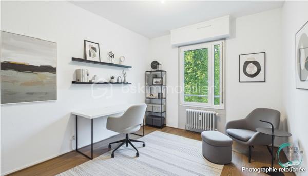 Idéalement situé à Cluses, dans le secteur recherché de La Sardagne, cet appartement de 70 m² séduira les familles, les primo-accédants et les investisseurs à la recherche d'un bien lumineux, fonctionnel et évolutif.

Au 2ᵉ étage sur 3 d'une petite résidence bien entretenue, il bénéficie d'un emplacement privilégié au bord de l'Arve et à proximité immédiate de la voie verte. Un cadre idéal pour les promenades en famille, le vélo, le running ou simplement profiter d'un environnement agréable au quotidien.

Toutes les commodités sont accessibles à pied (commerces, écoles, services) et l'accès à l'autoroute se trouve à quelques minutes seulement, offrant une excellente connexion pour les déplacements professionnels.

Grâce à sa triple exposition et à sa configuration traversante Nord-Sud, l'appartement profite d'une belle luminosité tout au long de la journée. La proximité de l'Arve apportera une sensation de fraîcheur appréciable durant la saison estivale.

L'appartement comprend :
• Un hall d'entrée avec rangements
• Une cuisine indépendante
• Un séjour lumineux ouvrant sur un balcon exposé Sud
• Trois chambres, dont deux chambres d'enfants ou une chambre d'enfant et un bureau
• Une salle de douche avec espace buanderie
• Un WC indépendant

Vous apprécierez sa vue dégagée sur le massif du Bargy ainsi que sur les montagnes environnantes, offrant un cadre de vie agréable et ouvert.

Un appartement qui s'adapte à vos projets :

L'un de ses principaux atouts réside dans son potentiel d'évolution. La cuisine peut être ouverte sur le séjour afin de créer une vaste pièce de vie conviviale et contemporaine. Il est également envisageable de transformer la fenêtre de la cuisine en porte-fenêtre afin d'offrir un second accès direct au balcon.

Une belle opportunité pour personnaliser votre futur logement selon vos envies et valoriser encore davantage son espace de vie.

Les plus :
✔ Triple exposition (Nord - Sud et Est)
✔ Appartement traversant
✔ Balcon exposé Sud
✔ Vue dégagée sur les montagnes
✔ Double vitrage
✔ Chauffage collectif gaz avec répartition individuelle des consommations
✔ Grande cave accessible depuis l'extérieur, idéale pour vélos, motos ou stockage
✔ Local vélos commun
✔ Nombreuses possibilités de stationnement à proximité immédiate

Lumineux et bénéficiant d'un emplacement particulièrement recherché entre nature, commodités et accès rapides, ce bien offre une qualité de vie rare sur le secteur.

Une visite vous permettra de découvrir tout son potentiel et de vous projeter dans votre futur chez-vous.