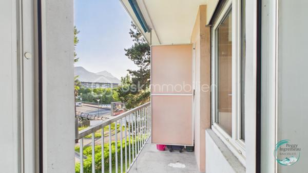 Idéalement situé à Cluses, dans le secteur recherché de La Sardagne, cet appartement de 70 m² séduira les familles, les primo-accédants et les investisseurs à la recherche d'un bien lumineux, fonctionnel et évolutif.

Au 2ᵉ étage sur 3 d'une petite résidence bien entretenue, il bénéficie d'un emplacement privilégié au bord de l'Arve et à proximité immédiate de la voie verte. Un cadre idéal pour les promenades en famille, le vélo, le running ou simplement profiter d'un environnement agréable au quotidien.

Toutes les commodités sont accessibles à pied (commerces, écoles, services) et l'accès à l'autoroute se trouve à quelques minutes seulement, offrant une excellente connexion pour les déplacements professionnels.

Grâce à sa triple exposition et à sa configuration traversante Nord-Sud, l'appartement profite d'une belle luminosité tout au long de la journée. La proximité de l'Arve apportera une sensation de fraîcheur appréciable durant la saison estivale.

L'appartement comprend :
• Un hall d'entrée avec rangements
• Une cuisine indépendante
• Un séjour lumineux ouvrant sur un balcon exposé Sud
• Trois chambres, dont deux chambres d'enfants ou une chambre d'enfant et un bureau
• Une salle de douche avec espace buanderie
• Un WC indépendant

Vous apprécierez sa vue dégagée sur le massif du Bargy ainsi que sur les montagnes environnantes, offrant un cadre de vie agréable et ouvert.

Un appartement qui s'adapte à vos projets :

L'un de ses principaux atouts réside dans son potentiel d'évolution. La cuisine peut être ouverte sur le séjour afin de créer une vaste pièce de vie conviviale et contemporaine. Il est également envisageable de transformer la fenêtre de la cuisine en porte-fenêtre afin d'offrir un second accès direct au balcon.

Une belle opportunité pour personnaliser votre futur logement selon vos envies et valoriser encore davantage son espace de vie.

Les plus :
✔ Triple exposition (Nord - Sud et Est)
✔ Appartement traversant
✔ Balcon exposé Sud
✔ Vue dégagée sur les montagnes
✔ Double vitrage
✔ Chauffage collectif gaz avec répartition individuelle des consommations
✔ Grande cave accessible depuis l'extérieur, idéale pour vélos, motos ou stockage
✔ Local vélos commun
✔ Nombreuses possibilités de stationnement à proximité immédiate

Lumineux et bénéficiant d'un emplacement particulièrement recherché entre nature, commodités et accès rapides, ce bien offre une qualité de vie rare sur le secteur.

Une visite vous permettra de découvrir tout son potentiel et de vous projeter dans votre futur chez-vous.