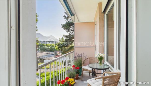 Idéalement situé à Cluses, dans le secteur recherché de La Sardagne, cet appartement de 70 m² séduira les familles, les primo-accédants et les investisseurs à la recherche d'un bien lumineux, fonctionnel et évolutif.

Au 2ᵉ étage sur 3 d'une petite résidence bien entretenue, il bénéficie d'un emplacement privilégié au bord de l'Arve et à proximité immédiate de la voie verte. Un cadre idéal pour les promenades en famille, le vélo, le running ou simplement profiter d'un environnement agréable au quotidien.

Toutes les commodités sont accessibles à pied (commerces, écoles, services) et l'accès à l'autoroute se trouve à quelques minutes seulement, offrant une excellente connexion pour les déplacements professionnels.

Grâce à sa triple exposition et à sa configuration traversante Nord-Sud, l'appartement profite d'une belle luminosité tout au long de la journée. La proximité de l'Arve apportera une sensation de fraîcheur appréciable durant la saison estivale.

L'appartement comprend :
• Un hall d'entrée avec rangements
• Une cuisine indépendante
• Un séjour lumineux ouvrant sur un balcon exposé Sud
• Trois chambres, dont deux chambres d'enfants ou une chambre d'enfant et un bureau
• Une salle de douche avec espace buanderie
• Un WC indépendant

Vous apprécierez sa vue dégagée sur le massif du Bargy ainsi que sur les montagnes environnantes, offrant un cadre de vie agréable et ouvert.

Un appartement qui s'adapte à vos projets :

L'un de ses principaux atouts réside dans son potentiel d'évolution. La cuisine peut être ouverte sur le séjour afin de créer une vaste pièce de vie conviviale et contemporaine. Il est également envisageable de transformer la fenêtre de la cuisine en porte-fenêtre afin d'offrir un second accès direct au balcon.

Une belle opportunité pour personnaliser votre futur logement selon vos envies et valoriser encore davantage son espace de vie.

Les plus :
✔ Triple exposition (Nord - Sud et Est)
✔ Appartement traversant
✔ Balcon exposé Sud
✔ Vue dégagée sur les montagnes
✔ Double vitrage
✔ Chauffage collectif gaz avec répartition individuelle des consommations
✔ Grande cave accessible depuis l'extérieur, idéale pour vélos, motos ou stockage
✔ Local vélos commun
✔ Nombreuses possibilités de stationnement à proximité immédiate

Lumineux et bénéficiant d'un emplacement particulièrement recherché entre nature, commodités et accès rapides, ce bien offre une qualité de vie rare sur le secteur.

Une visite vous permettra de découvrir tout son potentiel et de vous projeter dans votre futur chez-vous.