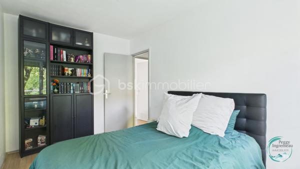Idéalement situé à Cluses, dans le secteur recherché de La Sardagne, cet appartement de 70 m² séduira les familles, les primo-accédants et les investisseurs à la recherche d'un bien lumineux, fonctionnel et évolutif.

Au 2ᵉ étage sur 3 d'une petite résidence bien entretenue, il bénéficie d'un emplacement privilégié au bord de l'Arve et à proximité immédiate de la voie verte. Un cadre idéal pour les promenades en famille, le vélo, le running ou simplement profiter d'un environnement agréable au quotidien.

Toutes les commodités sont accessibles à pied (commerces, écoles, services) et l'accès à l'autoroute se trouve à quelques minutes seulement, offrant une excellente connexion pour les déplacements professionnels.

Grâce à sa triple exposition et à sa configuration traversante Nord-Sud, l'appartement profite d'une belle luminosité tout au long de la journée. La proximité de l'Arve apportera une sensation de fraîcheur appréciable durant la saison estivale.

L'appartement comprend :
• Un hall d'entrée avec rangements
• Une cuisine indépendante
• Un séjour lumineux ouvrant sur un balcon exposé Sud
• Trois chambres, dont deux chambres d'enfants ou une chambre d'enfant et un bureau
• Une salle de douche avec espace buanderie
• Un WC indépendant

Vous apprécierez sa vue dégagée sur le massif du Bargy ainsi que sur les montagnes environnantes, offrant un cadre de vie agréable et ouvert.

Un appartement qui s'adapte à vos projets :

L'un de ses principaux atouts réside dans son potentiel d'évolution. La cuisine peut être ouverte sur le séjour afin de créer une vaste pièce de vie conviviale et contemporaine. Il est également envisageable de transformer la fenêtre de la cuisine en porte-fenêtre afin d'offrir un second accès direct au balcon.

Une belle opportunité pour personnaliser votre futur logement selon vos envies et valoriser encore davantage son espace de vie.

Les plus :
✔ Triple exposition (Nord - Sud et Est)
✔ Appartement traversant
✔ Balcon exposé Sud
✔ Vue dégagée sur les montagnes
✔ Double vitrage
✔ Chauffage collectif gaz avec répartition individuelle des consommations
✔ Grande cave accessible depuis l'extérieur, idéale pour vélos, motos ou stockage
✔ Local vélos commun
✔ Nombreuses possibilités de stationnement à proximité immédiate

Lumineux et bénéficiant d'un emplacement particulièrement recherché entre nature, commodités et accès rapides, ce bien offre une qualité de vie rare sur le secteur.

Une visite vous permettra de découvrir tout son potentiel et de vous projeter dans votre futur chez-vous.