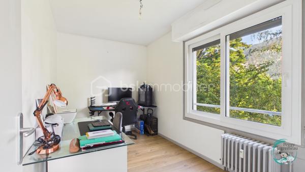 Idéalement situé à Cluses, dans le secteur recherché de La Sardagne, cet appartement de 70 m² séduira les familles, les primo-accédants et les investisseurs à la recherche d'un bien lumineux, fonctionnel et évolutif.

Au 2ᵉ étage sur 3 d'une petite résidence bien entretenue, il bénéficie d'un emplacement privilégié au bord de l'Arve et à proximité immédiate de la voie verte. Un cadre idéal pour les promenades en famille, le vélo, le running ou simplement profiter d'un environnement agréable au quotidien.

Toutes les commodités sont accessibles à pied (commerces, écoles, services) et l'accès à l'autoroute se trouve à quelques minutes seulement, offrant une excellente connexion pour les déplacements professionnels.

Grâce à sa triple exposition et à sa configuration traversante Nord-Sud, l'appartement profite d'une belle luminosité tout au long de la journée. La proximité de l'Arve apportera une sensation de fraîcheur appréciable durant la saison estivale.

L'appartement comprend :
• Un hall d'entrée avec rangements
• Une cuisine indépendante
• Un séjour lumineux ouvrant sur un balcon exposé Sud
• Trois chambres, dont deux chambres d'enfants ou une chambre d'enfant et un bureau
• Une salle de douche avec espace buanderie
• Un WC indépendant

Vous apprécierez sa vue dégagée sur le massif du Bargy ainsi que sur les montagnes environnantes, offrant un cadre de vie agréable et ouvert.

Un appartement qui s'adapte à vos projets :

L'un de ses principaux atouts réside dans son potentiel d'évolution. La cuisine peut être ouverte sur le séjour afin de créer une vaste pièce de vie conviviale et contemporaine. Il est également envisageable de transformer la fenêtre de la cuisine en porte-fenêtre afin d'offrir un second accès direct au balcon.

Une belle opportunité pour personnaliser votre futur logement selon vos envies et valoriser encore davantage son espace de vie.

Les plus :
✔ Triple exposition (Nord - Sud et Est)
✔ Appartement traversant
✔ Balcon exposé Sud
✔ Vue dégagée sur les montagnes
✔ Double vitrage
✔ Chauffage collectif gaz avec répartition individuelle des consommations
✔ Grande cave accessible depuis l'extérieur, idéale pour vélos, motos ou stockage
✔ Local vélos commun
✔ Nombreuses possibilités de stationnement à proximité immédiate

Lumineux et bénéficiant d'un emplacement particulièrement recherché entre nature, commodités et accès rapides, ce bien offre une qualité de vie rare sur le secteur.

Une visite vous permettra de découvrir tout son potentiel et de vous projeter dans votre futur chez-vous.