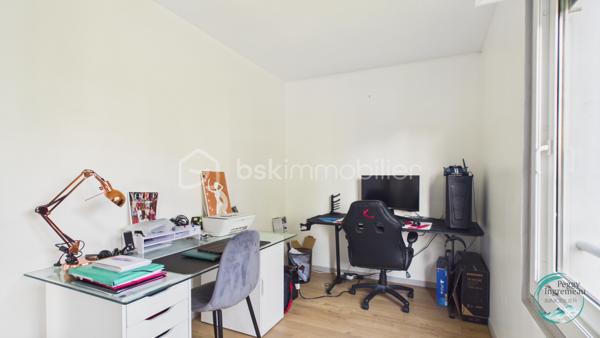 Idéalement situé à Cluses, dans le secteur recherché de La Sardagne, cet appartement de 70 m² séduira les familles, les primo-accédants et les investisseurs à la recherche d'un bien lumineux, fonctionnel et évolutif.

Au 2ᵉ étage sur 3 d'une petite résidence bien entretenue, il bénéficie d'un emplacement privilégié au bord de l'Arve et à proximité immédiate de la voie verte. Un cadre idéal pour les promenades en famille, le vélo, le running ou simplement profiter d'un environnement agréable au quotidien.

Toutes les commodités sont accessibles à pied (commerces, écoles, services) et l'accès à l'autoroute se trouve à quelques minutes seulement, offrant une excellente connexion pour les déplacements professionnels.

Grâce à sa triple exposition et à sa configuration traversante Nord-Sud, l'appartement profite d'une belle luminosité tout au long de la journée. La proximité de l'Arve apportera une sensation de fraîcheur appréciable durant la saison estivale.

L'appartement comprend :
• Un hall d'entrée avec rangements
• Une cuisine indépendante
• Un séjour lumineux ouvrant sur un balcon exposé Sud
• Trois chambres, dont deux chambres d'enfants ou une chambre d'enfant et un bureau
• Une salle de douche avec espace buanderie
• Un WC indépendant

Vous apprécierez sa vue dégagée sur le massif du Bargy ainsi que sur les montagnes environnantes, offrant un cadre de vie agréable et ouvert.

Un appartement qui s'adapte à vos projets :

L'un de ses principaux atouts réside dans son potentiel d'évolution. La cuisine peut être ouverte sur le séjour afin de créer une vaste pièce de vie conviviale et contemporaine. Il est également envisageable de transformer la fenêtre de la cuisine en porte-fenêtre afin d'offrir un second accès direct au balcon.

Une belle opportunité pour personnaliser votre futur logement selon vos envies et valoriser encore davantage son espace de vie.

Les plus :
✔ Triple exposition (Nord - Sud et Est)
✔ Appartement traversant
✔ Balcon exposé Sud
✔ Vue dégagée sur les montagnes
✔ Double vitrage
✔ Chauffage collectif gaz avec répartition individuelle des consommations
✔ Grande cave accessible depuis l'extérieur, idéale pour vélos, motos ou stockage
✔ Local vélos commun
✔ Nombreuses possibilités de stationnement à proximité immédiate

Lumineux et bénéficiant d'un emplacement particulièrement recherché entre nature, commodités et accès rapides, ce bien offre une qualité de vie rare sur le secteur.

Une visite vous permettra de découvrir tout son potentiel et de vous projeter dans votre futur chez-vous.