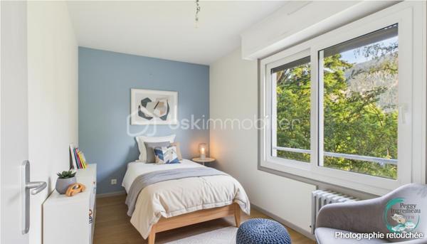 Idéalement situé à Cluses, dans le secteur recherché de La Sardagne, cet appartement de 70 m² séduira les familles, les primo-accédants et les investisseurs à la recherche d'un bien lumineux, fonctionnel et évolutif.

Au 2ᵉ étage sur 3 d'une petite résidence bien entretenue, il bénéficie d'un emplacement privilégié au bord de l'Arve et à proximité immédiate de la voie verte. Un cadre idéal pour les promenades en famille, le vélo, le running ou simplement profiter d'un environnement agréable au quotidien.

Toutes les commodités sont accessibles à pied (commerces, écoles, services) et l'accès à l'autoroute se trouve à quelques minutes seulement, offrant une excellente connexion pour les déplacements professionnels.

Grâce à sa triple exposition et à sa configuration traversante Nord-Sud, l'appartement profite d'une belle luminosité tout au long de la journée. La proximité de l'Arve apportera une sensation de fraîcheur appréciable durant la saison estivale.

L'appartement comprend :
• Un hall d'entrée avec rangements
• Une cuisine indépendante
• Un séjour lumineux ouvrant sur un balcon exposé Sud
• Trois chambres, dont deux chambres d'enfants ou une chambre d'enfant et un bureau
• Une salle de douche avec espace buanderie
• Un WC indépendant

Vous apprécierez sa vue dégagée sur le massif du Bargy ainsi que sur les montagnes environnantes, offrant un cadre de vie agréable et ouvert.

Un appartement qui s'adapte à vos projets :

L'un de ses principaux atouts réside dans son potentiel d'évolution. La cuisine peut être ouverte sur le séjour afin de créer une vaste pièce de vie conviviale et contemporaine. Il est également envisageable de transformer la fenêtre de la cuisine en porte-fenêtre afin d'offrir un second accès direct au balcon.

Une belle opportunité pour personnaliser votre futur logement selon vos envies et valoriser encore davantage son espace de vie.

Les plus :
✔ Triple exposition (Nord - Sud et Est)
✔ Appartement traversant
✔ Balcon exposé Sud
✔ Vue dégagée sur les montagnes
✔ Double vitrage
✔ Chauffage collectif gaz avec répartition individuelle des consommations
✔ Grande cave accessible depuis l'extérieur, idéale pour vélos, motos ou stockage
✔ Local vélos commun
✔ Nombreuses possibilités de stationnement à proximité immédiate

Lumineux et bénéficiant d'un emplacement particulièrement recherché entre nature, commodités et accès rapides, ce bien offre une qualité de vie rare sur le secteur.

Une visite vous permettra de découvrir tout son potentiel et de vous projeter dans votre futur chez-vous.