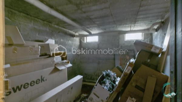Idéalement situé à Cluses, dans le secteur recherché de La Sardagne, cet appartement de 70 m² séduira les familles, les primo-accédants et les investisseurs à la recherche d'un bien lumineux, fonctionnel et évolutif.

Au 2ᵉ étage sur 3 d'une petite résidence bien entretenue, il bénéficie d'un emplacement privilégié au bord de l'Arve et à proximité immédiate de la voie verte. Un cadre idéal pour les promenades en famille, le vélo, le running ou simplement profiter d'un environnement agréable au quotidien.

Toutes les commodités sont accessibles à pied (commerces, écoles, services) et l'accès à l'autoroute se trouve à quelques minutes seulement, offrant une excellente connexion pour les déplacements professionnels.

Grâce à sa triple exposition et à sa configuration traversante Nord-Sud, l'appartement profite d'une belle luminosité tout au long de la journée. La proximité de l'Arve apportera une sensation de fraîcheur appréciable durant la saison estivale.

L'appartement comprend :
• Un hall d'entrée avec rangements
• Une cuisine indépendante
• Un séjour lumineux ouvrant sur un balcon exposé Sud
• Trois chambres, dont deux chambres d'enfants ou une chambre d'enfant et un bureau
• Une salle de douche avec espace buanderie
• Un WC indépendant

Vous apprécierez sa vue dégagée sur le massif du Bargy ainsi que sur les montagnes environnantes, offrant un cadre de vie agréable et ouvert.

Un appartement qui s'adapte à vos projets :

L'un de ses principaux atouts réside dans son potentiel d'évolution. La cuisine peut être ouverte sur le séjour afin de créer une vaste pièce de vie conviviale et contemporaine. Il est également envisageable de transformer la fenêtre de la cuisine en porte-fenêtre afin d'offrir un second accès direct au balcon.

Une belle opportunité pour personnaliser votre futur logement selon vos envies et valoriser encore davantage son espace de vie.

Les plus :
✔ Triple exposition (Nord - Sud et Est)
✔ Appartement traversant
✔ Balcon exposé Sud
✔ Vue dégagée sur les montagnes
✔ Double vitrage
✔ Chauffage collectif gaz avec répartition individuelle des consommations
✔ Grande cave accessible depuis l'extérieur, idéale pour vélos, motos ou stockage
✔ Local vélos commun
✔ Nombreuses possibilités de stationnement à proximité immédiate

Lumineux et bénéficiant d'un emplacement particulièrement recherché entre nature, commodités et accès rapides, ce bien offre une qualité de vie rare sur le secteur.

Une visite vous permettra de découvrir tout son potentiel et de vous projeter dans votre futur chez-vous.