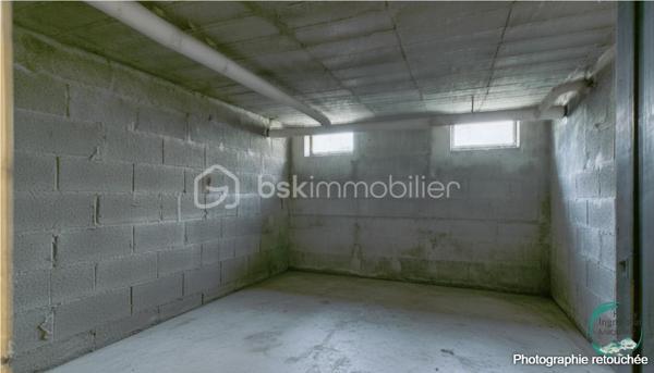 Idéalement situé à Cluses, dans le secteur recherché de La Sardagne, cet appartement de 70 m² séduira les familles, les primo-accédants et les investisseurs à la recherche d'un bien lumineux, fonctionnel et évolutif.

Au 2ᵉ étage sur 3 d'une petite résidence bien entretenue, il bénéficie d'un emplacement privilégié au bord de l'Arve et à proximité immédiate de la voie verte. Un cadre idéal pour les promenades en famille, le vélo, le running ou simplement profiter d'un environnement agréable au quotidien.

Toutes les commodités sont accessibles à pied (commerces, écoles, services) et l'accès à l'autoroute se trouve à quelques minutes seulement, offrant une excellente connexion pour les déplacements professionnels.

Grâce à sa triple exposition et à sa configuration traversante Nord-Sud, l'appartement profite d'une belle luminosité tout au long de la journée. La proximité de l'Arve apportera une sensation de fraîcheur appréciable durant la saison estivale.

L'appartement comprend :
• Un hall d'entrée avec rangements
• Une cuisine indépendante
• Un séjour lumineux ouvrant sur un balcon exposé Sud
• Trois chambres, dont deux chambres d'enfants ou une chambre d'enfant et un bureau
• Une salle de douche avec espace buanderie
• Un WC indépendant

Vous apprécierez sa vue dégagée sur le massif du Bargy ainsi que sur les montagnes environnantes, offrant un cadre de vie agréable et ouvert.

Un appartement qui s'adapte à vos projets :

L'un de ses principaux atouts réside dans son potentiel d'évolution. La cuisine peut être ouverte sur le séjour afin de créer une vaste pièce de vie conviviale et contemporaine. Il est également envisageable de transformer la fenêtre de la cuisine en porte-fenêtre afin d'offrir un second accès direct au balcon.

Une belle opportunité pour personnaliser votre futur logement selon vos envies et valoriser encore davantage son espace de vie.

Les plus :
✔ Triple exposition (Nord - Sud et Est)
✔ Appartement traversant
✔ Balcon exposé Sud
✔ Vue dégagée sur les montagnes
✔ Double vitrage
✔ Chauffage collectif gaz avec répartition individuelle des consommations
✔ Grande cave accessible depuis l'extérieur, idéale pour vélos, motos ou stockage
✔ Local vélos commun
✔ Nombreuses possibilités de stationnement à proximité immédiate

Lumineux et bénéficiant d'un emplacement particulièrement recherché entre nature, commodités et accès rapides, ce bien offre une qualité de vie rare sur le secteur.

Une visite vous permettra de découvrir tout son potentiel et de vous projeter dans votre futur chez-vous.