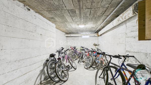 Idéalement situé à Cluses, dans le secteur recherché de La Sardagne, cet appartement de 70 m² séduira les familles, les primo-accédants et les investisseurs à la recherche d'un bien lumineux, fonctionnel et évolutif.

Au 2ᵉ étage sur 3 d'une petite résidence bien entretenue, il bénéficie d'un emplacement privilégié au bord de l'Arve et à proximité immédiate de la voie verte. Un cadre idéal pour les promenades en famille, le vélo, le running ou simplement profiter d'un environnement agréable au quotidien.

Toutes les commodités sont accessibles à pied (commerces, écoles, services) et l'accès à l'autoroute se trouve à quelques minutes seulement, offrant une excellente connexion pour les déplacements professionnels.

Grâce à sa triple exposition et à sa configuration traversante Nord-Sud, l'appartement profite d'une belle luminosité tout au long de la journée. La proximité de l'Arve apportera une sensation de fraîcheur appréciable durant la saison estivale.

L'appartement comprend :
• Un hall d'entrée avec rangements
• Une cuisine indépendante
• Un séjour lumineux ouvrant sur un balcon exposé Sud
• Trois chambres, dont deux chambres d'enfants ou une chambre d'enfant et un bureau
• Une salle de douche avec espace buanderie
• Un WC indépendant

Vous apprécierez sa vue dégagée sur le massif du Bargy ainsi que sur les montagnes environnantes, offrant un cadre de vie agréable et ouvert.

Un appartement qui s'adapte à vos projets :

L'un de ses principaux atouts réside dans son potentiel d'évolution. La cuisine peut être ouverte sur le séjour afin de créer une vaste pièce de vie conviviale et contemporaine. Il est également envisageable de transformer la fenêtre de la cuisine en porte-fenêtre afin d'offrir un second accès direct au balcon.

Une belle opportunité pour personnaliser votre futur logement selon vos envies et valoriser encore davantage son espace de vie.

Les plus :
✔ Triple exposition (Nord - Sud et Est)
✔ Appartement traversant
✔ Balcon exposé Sud
✔ Vue dégagée sur les montagnes
✔ Double vitrage
✔ Chauffage collectif gaz avec répartition individuelle des consommations
✔ Grande cave accessible depuis l'extérieur, idéale pour vélos, motos ou stockage
✔ Local vélos commun
✔ Nombreuses possibilités de stationnement à proximité immédiate

Lumineux et bénéficiant d'un emplacement particulièrement recherché entre nature, commodités et accès rapides, ce bien offre une qualité de vie rare sur le secteur.

Une visite vous permettra de découvrir tout son potentiel et de vous projeter dans votre futur chez-vous.