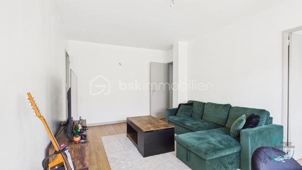 Idéalement situé à Cluses, dans le secteur recherché de La Sardagne, cet appartement de 70 m² séduira les familles, les primo-accédants et les investisseurs à la recherche d'un bien lumineux, fonctionnel et évolutif.

Au 2ᵉ étage sur 3 d'une petite résidence bien entretenue, il bénéficie d'un emplacement privilégié au bord de l'Arve et à proximité immédiate de la voie verte. Un cadre idéal pour les promenades en famille, le vélo, le running ou simplement profiter d'un environnement agréable au quotidien.

Toutes les commodités sont accessibles à pied (commerces, écoles, services) et l'accès à l'autoroute se trouve à quelques minutes seulement, offrant une excellente connexion pour les déplacements professionnels.

Grâce à sa triple exposition et à sa configuration traversante Nord-Sud, l'appartement profite d'une belle luminosité tout au long de la journée. La proximité de l'Arve apportera une sensation de fraîcheur appréciable durant la saison estivale.

L'appartement comprend :
• Un hall d'entrée avec rangements
• Une cuisine indépendante
• Un séjour lumineux ouvrant sur un balcon exposé Sud
• Trois chambres, dont deux chambres d'enfants ou une chambre d'enfant et un bureau
• Une salle de douche avec espace buanderie
• Un WC indépendant

Vous apprécierez sa vue dégagée sur le massif du Bargy ainsi que sur les montagnes environnantes, offrant un cadre de vie agréable et ouvert.

Un appartement qui s'adapte à vos projets :

L'un de ses principaux atouts réside dans son potentiel d'évolution. La cuisine peut être ouverte sur le séjour afin de créer une vaste pièce de vie conviviale et contemporaine. Il est également envisageable de transformer la fenêtre de la cuisine en porte-fenêtre afin d'offrir un second accès direct au balcon.

Une belle opportunité pour personnaliser votre futur logement selon vos envies et valoriser encore davantage son espace de vie.

Les plus :
✔ Triple exposition (Nord - Sud et Est)
✔ Appartement traversant
✔ Balcon exposé Sud
✔ Vue dégagée sur les montagnes
✔ Double vitrage
✔ Chauffage collectif gaz avec répartition individuelle des consommations
✔ Grande cave accessible depuis l'extérieur, idéale pour vélos, motos ou stockage
✔ Local vélos commun
✔ Nombreuses possibilités de stationnement à proximité immédiate

Lumineux et bénéficiant d'un emplacement particulièrement recherché entre nature, commodités et accès rapides, ce bien offre une qualité de vie rare sur le secteur.

Une visite vous permettra de découvrir tout son potentiel et de vous projeter dans votre futur chez-vous.