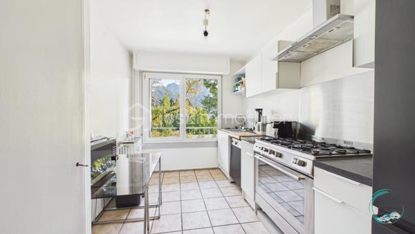 Idéalement situé à Cluses, dans le secteur recherché de La Sardagne, cet appartement de 70 m² séduira les familles, les primo-accédants et les investisseurs à la recherche d'un bien lumineux, fonctionnel et évolutif.

Au 2ᵉ étage sur 3 d'une petite résidence bien entretenue, il bénéficie d'un emplacement privilégié au bord de l'Arve et à proximité immédiate de la voie verte. Un cadre idéal pour les promenades en famille, le vélo, le running ou simplement profiter d'un environnement agréable au quotidien.

Toutes les commodités sont accessibles à pied (commerces, écoles, services) et l'accès à l'autoroute se trouve à quelques minutes seulement, offrant une excellente connexion pour les déplacements professionnels.

Grâce à sa triple exposition et à sa configuration traversante Nord-Sud, l'appartement profite d'une belle luminosité tout au long de la journée. La proximité de l'Arve apportera une sensation de fraîcheur appréciable durant la saison estivale.

L'appartement comprend :
• Un hall d'entrée avec rangements
• Une cuisine indépendante
• Un séjour lumineux ouvrant sur un balcon exposé Sud
• Trois chambres, dont deux chambres d'enfants ou une chambre d'enfant et un bureau
• Une salle de douche avec espace buanderie
• Un WC indépendant

Vous apprécierez sa vue dégagée sur le massif du Bargy ainsi que sur les montagnes environnantes, offrant un cadre de vie agréable et ouvert.

Un appartement qui s'adapte à vos projets :

L'un de ses principaux atouts réside dans son potentiel d'évolution. La cuisine peut être ouverte sur le séjour afin de créer une vaste pièce de vie conviviale et contemporaine. Il est également envisageable de transformer la fenêtre de la cuisine en porte-fenêtre afin d'offrir un second accès direct au balcon.

Une belle opportunité pour personnaliser votre futur logement selon vos envies et valoriser encore davantage son espace de vie.

Les plus :
✔ Triple exposition (Nord - Sud et Est)
✔ Appartement traversant
✔ Balcon exposé Sud
✔ Vue dégagée sur les montagnes
✔ Double vitrage
✔ Chauffage collectif gaz avec répartition individuelle des consommations
✔ Grande cave accessible depuis l'extérieur, idéale pour vélos, motos ou stockage
✔ Local vélos commun
✔ Nombreuses possibilités de stationnement à proximité immédiate

Lumineux et bénéficiant d'un emplacement particulièrement recherché entre nature, commodités et accès rapides, ce bien offre une qualité de vie rare sur le secteur.

Une visite vous permettra de découvrir tout son potentiel et de vous projeter dans votre futur chez-vous.