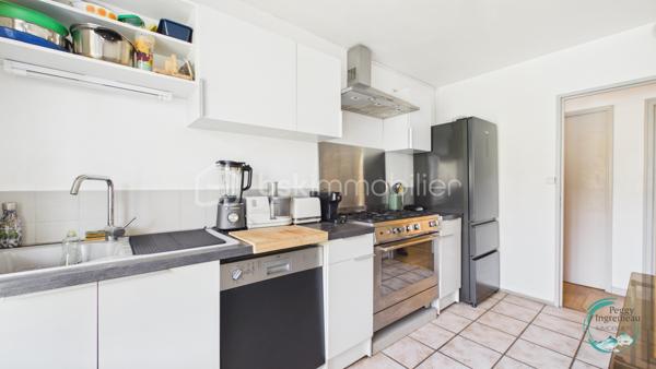 Idéalement situé à Cluses, dans le secteur recherché de La Sardagne, cet appartement de 70 m² séduira les familles, les primo-accédants et les investisseurs à la recherche d'un bien lumineux, fonctionnel et évolutif.

Au 2ᵉ étage sur 3 d'une petite résidence bien entretenue, il bénéficie d'un emplacement privilégié au bord de l'Arve et à proximité immédiate de la voie verte. Un cadre idéal pour les promenades en famille, le vélo, le running ou simplement profiter d'un environnement agréable au quotidien.

Toutes les commodités sont accessibles à pied (commerces, écoles, services) et l'accès à l'autoroute se trouve à quelques minutes seulement, offrant une excellente connexion pour les déplacements professionnels.

Grâce à sa triple exposition et à sa configuration traversante Nord-Sud, l'appartement profite d'une belle luminosité tout au long de la journée. La proximité de l'Arve apportera une sensation de fraîcheur appréciable durant la saison estivale.

L'appartement comprend :
• Un hall d'entrée avec rangements
• Une cuisine indépendante
• Un séjour lumineux ouvrant sur un balcon exposé Sud
• Trois chambres, dont deux chambres d'enfants ou une chambre d'enfant et un bureau
• Une salle de douche avec espace buanderie
• Un WC indépendant

Vous apprécierez sa vue dégagée sur le massif du Bargy ainsi que sur les montagnes environnantes, offrant un cadre de vie agréable et ouvert.

Un appartement qui s'adapte à vos projets :

L'un de ses principaux atouts réside dans son potentiel d'évolution. La cuisine peut être ouverte sur le séjour afin de créer une vaste pièce de vie conviviale et contemporaine. Il est également envisageable de transformer la fenêtre de la cuisine en porte-fenêtre afin d'offrir un second accès direct au balcon.

Une belle opportunité pour personnaliser votre futur logement selon vos envies et valoriser encore davantage son espace de vie.

Les plus :
✔ Triple exposition (Nord - Sud et Est)
✔ Appartement traversant
✔ Balcon exposé Sud
✔ Vue dégagée sur les montagnes
✔ Double vitrage
✔ Chauffage collectif gaz avec répartition individuelle des consommations
✔ Grande cave accessible depuis l'extérieur, idéale pour vélos, motos ou stockage
✔ Local vélos commun
✔ Nombreuses possibilités de stationnement à proximité immédiate

Lumineux et bénéficiant d'un emplacement particulièrement recherché entre nature, commodités et accès rapides, ce bien offre une qualité de vie rare sur le secteur.

Une visite vous permettra de découvrir tout son potentiel et de vous projeter dans votre futur chez-vous.
