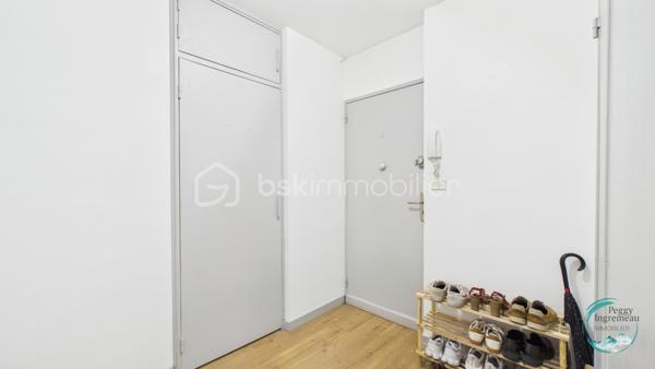 Idéalement situé à Cluses, dans le secteur recherché de La Sardagne, cet appartement de 70 m² séduira les familles, les primo-accédants et les investisseurs à la recherche d'un bien lumineux, fonctionnel et évolutif.

Au 2ᵉ étage sur 3 d'une petite résidence bien entretenue, il bénéficie d'un emplacement privilégié au bord de l'Arve et à proximité immédiate de la voie verte. Un cadre idéal pour les promenades en famille, le vélo, le running ou simplement profiter d'un environnement agréable au quotidien.

Toutes les commodités sont accessibles à pied (commerces, écoles, services) et l'accès à l'autoroute se trouve à quelques minutes seulement, offrant une excellente connexion pour les déplacements professionnels.

Grâce à sa triple exposition et à sa configuration traversante Nord-Sud, l'appartement profite d'une belle luminosité tout au long de la journée. La proximité de l'Arve apportera une sensation de fraîcheur appréciable durant la saison estivale.

L'appartement comprend :
• Un hall d'entrée avec rangements
• Une cuisine indépendante
• Un séjour lumineux ouvrant sur un balcon exposé Sud
• Trois chambres, dont deux chambres d'enfants ou une chambre d'enfant et un bureau
• Une salle de douche avec espace buanderie
• Un WC indépendant

Vous apprécierez sa vue dégagée sur le massif du Bargy ainsi que sur les montagnes environnantes, offrant un cadre de vie agréable et ouvert.

Un appartement qui s'adapte à vos projets :

L'un de ses principaux atouts réside dans son potentiel d'évolution. La cuisine peut être ouverte sur le séjour afin de créer une vaste pièce de vie conviviale et contemporaine. Il est également envisageable de transformer la fenêtre de la cuisine en porte-fenêtre afin d'offrir un second accès direct au balcon.

Une belle opportunité pour personnaliser votre futur logement selon vos envies et valoriser encore davantage son espace de vie.

Les plus :
✔ Triple exposition (Nord - Sud et Est)
✔ Appartement traversant
✔ Balcon exposé Sud
✔ Vue dégagée sur les montagnes
✔ Double vitrage
✔ Chauffage collectif gaz avec répartition individuelle des consommations
✔ Grande cave accessible depuis l'extérieur, idéale pour vélos, motos ou stockage
✔ Local vélos commun
✔ Nombreuses possibilités de stationnement à proximité immédiate

Lumineux et bénéficiant d'un emplacement particulièrement recherché entre nature, commodités et accès rapides, ce bien offre une qualité de vie rare sur le secteur.

Une visite vous permettra de découvrir tout son potentiel et de vous projeter dans votre futur chez-vous.