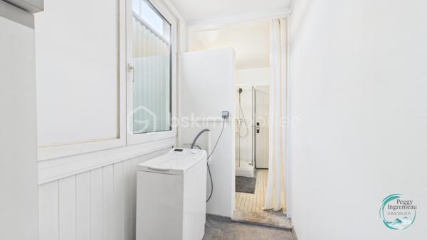 Idéalement situé à Cluses, dans le secteur recherché de La Sardagne, cet appartement de 70 m² séduira les familles, les primo-accédants et les investisseurs à la recherche d'un bien lumineux, fonctionnel et évolutif.

Au 2ᵉ étage sur 3 d'une petite résidence bien entretenue, il bénéficie d'un emplacement privilégié au bord de l'Arve et à proximité immédiate de la voie verte. Un cadre idéal pour les promenades en famille, le vélo, le running ou simplement profiter d'un environnement agréable au quotidien.

Toutes les commodités sont accessibles à pied (commerces, écoles, services) et l'accès à l'autoroute se trouve à quelques minutes seulement, offrant une excellente connexion pour les déplacements professionnels.

Grâce à sa triple exposition et à sa configuration traversante Nord-Sud, l'appartement profite d'une belle luminosité tout au long de la journée. La proximité de l'Arve apportera une sensation de fraîcheur appréciable durant la saison estivale.

L'appartement comprend :
• Un hall d'entrée avec rangements
• Une cuisine indépendante
• Un séjour lumineux ouvrant sur un balcon exposé Sud
• Trois chambres, dont deux chambres d'enfants ou une chambre d'enfant et un bureau
• Une salle de douche avec espace buanderie
• Un WC indépendant

Vous apprécierez sa vue dégagée sur le massif du Bargy ainsi que sur les montagnes environnantes, offrant un cadre de vie agréable et ouvert.

Un appartement qui s'adapte à vos projets :

L'un de ses principaux atouts réside dans son potentiel d'évolution. La cuisine peut être ouverte sur le séjour afin de créer une vaste pièce de vie conviviale et contemporaine. Il est également envisageable de transformer la fenêtre de la cuisine en porte-fenêtre afin d'offrir un second accès direct au balcon.

Une belle opportunité pour personnaliser votre futur logement selon vos envies et valoriser encore davantage son espace de vie.

Les plus :
✔ Triple exposition (Nord - Sud et Est)
✔ Appartement traversant
✔ Balcon exposé Sud
✔ Vue dégagée sur les montagnes
✔ Double vitrage
✔ Chauffage collectif gaz avec répartition individuelle des consommations
✔ Grande cave accessible depuis l'extérieur, idéale pour vélos, motos ou stockage
✔ Local vélos commun
✔ Nombreuses possibilités de stationnement à proximité immédiate

Lumineux et bénéficiant d'un emplacement particulièrement recherché entre nature, commodités et accès rapides, ce bien offre une qualité de vie rare sur le secteur.

Une visite vous permettra de découvrir tout son potentiel et de vous projeter dans votre futur chez-vous.