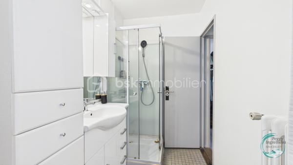 Idéalement situé à Cluses, dans le secteur recherché de La Sardagne, cet appartement de 70 m² séduira les familles, les primo-accédants et les investisseurs à la recherche d'un bien lumineux, fonctionnel et évolutif.

Au 2ᵉ étage sur 3 d'une petite résidence bien entretenue, il bénéficie d'un emplacement privilégié au bord de l'Arve et à proximité immédiate de la voie verte. Un cadre idéal pour les promenades en famille, le vélo, le running ou simplement profiter d'un environnement agréable au quotidien.

Toutes les commodités sont accessibles à pied (commerces, écoles, services) et l'accès à l'autoroute se trouve à quelques minutes seulement, offrant une excellente connexion pour les déplacements professionnels.

Grâce à sa triple exposition et à sa configuration traversante Nord-Sud, l'appartement profite d'une belle luminosité tout au long de la journée. La proximité de l'Arve apportera une sensation de fraîcheur appréciable durant la saison estivale.

L'appartement comprend :
• Un hall d'entrée avec rangements
• Une cuisine indépendante
• Un séjour lumineux ouvrant sur un balcon exposé Sud
• Trois chambres, dont deux chambres d'enfants ou une chambre d'enfant et un bureau
• Une salle de douche avec espace buanderie
• Un WC indépendant

Vous apprécierez sa vue dégagée sur le massif du Bargy ainsi que sur les montagnes environnantes, offrant un cadre de vie agréable et ouvert.

Un appartement qui s'adapte à vos projets :

L'un de ses principaux atouts réside dans son potentiel d'évolution. La cuisine peut être ouverte sur le séjour afin de créer une vaste pièce de vie conviviale et contemporaine. Il est également envisageable de transformer la fenêtre de la cuisine en porte-fenêtre afin d'offrir un second accès direct au balcon.

Une belle opportunité pour personnaliser votre futur logement selon vos envies et valoriser encore davantage son espace de vie.

Les plus :
✔ Triple exposition (Nord - Sud et Est)
✔ Appartement traversant
✔ Balcon exposé Sud
✔ Vue dégagée sur les montagnes
✔ Double vitrage
✔ Chauffage collectif gaz avec répartition individuelle des consommations
✔ Grande cave accessible depuis l'extérieur, idéale pour vélos, motos ou stockage
✔ Local vélos commun
✔ Nombreuses possibilités de stationnement à proximité immédiate

Lumineux et bénéficiant d'un emplacement particulièrement recherché entre nature, commodités et accès rapides, ce bien offre une qualité de vie rare sur le secteur.

Une visite vous permettra de découvrir tout son potentiel et de vous projeter dans votre futur chez-vous.
