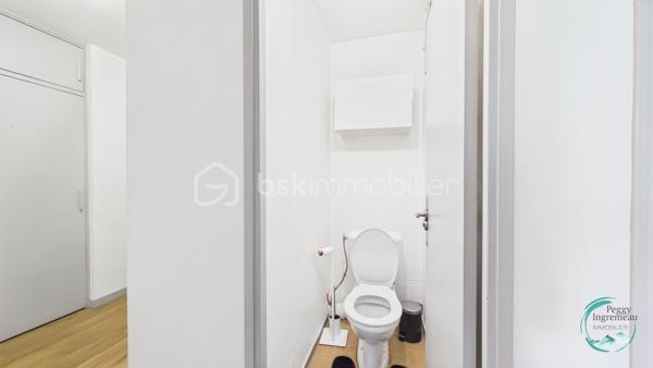 Idéalement situé à Cluses, dans le secteur recherché de La Sardagne, cet appartement de 70 m² séduira les familles, les primo-accédants et les investisseurs à la recherche d'un bien lumineux, fonctionnel et évolutif.

Au 2ᵉ étage sur 3 d'une petite résidence bien entretenue, il bénéficie d'un emplacement privilégié au bord de l'Arve et à proximité immédiate de la voie verte. Un cadre idéal pour les promenades en famille, le vélo, le running ou simplement profiter d'un environnement agréable au quotidien.

Toutes les commodités sont accessibles à pied (commerces, écoles, services) et l'accès à l'autoroute se trouve à quelques minutes seulement, offrant une excellente connexion pour les déplacements professionnels.

Grâce à sa triple exposition et à sa configuration traversante Nord-Sud, l'appartement profite d'une belle luminosité tout au long de la journée. La proximité de l'Arve apportera une sensation de fraîcheur appréciable durant la saison estivale.

L'appartement comprend :
• Un hall d'entrée avec rangements
• Une cuisine indépendante
• Un séjour lumineux ouvrant sur un balcon exposé Sud
• Trois chambres, dont deux chambres d'enfants ou une chambre d'enfant et un bureau
• Une salle de douche avec espace buanderie
• Un WC indépendant

Vous apprécierez sa vue dégagée sur le massif du Bargy ainsi que sur les montagnes environnantes, offrant un cadre de vie agréable et ouvert.

Un appartement qui s'adapte à vos projets :

L'un de ses principaux atouts réside dans son potentiel d'évolution. La cuisine peut être ouverte sur le séjour afin de créer une vaste pièce de vie conviviale et contemporaine. Il est également envisageable de transformer la fenêtre de la cuisine en porte-fenêtre afin d'offrir un second accès direct au balcon.

Une belle opportunité pour personnaliser votre futur logement selon vos envies et valoriser encore davantage son espace de vie.

Les plus :
✔ Triple exposition (Nord - Sud et Est)
✔ Appartement traversant
✔ Balcon exposé Sud
✔ Vue dégagée sur les montagnes
✔ Double vitrage
✔ Chauffage collectif gaz avec répartition individuelle des consommations
✔ Grande cave accessible depuis l'extérieur, idéale pour vélos, motos ou stockage
✔ Local vélos commun
✔ Nombreuses possibilités de stationnement à proximité immédiate

Lumineux et bénéficiant d'un emplacement particulièrement recherché entre nature, commodités et accès rapides, ce bien offre une qualité de vie rare sur le secteur.

Une visite vous permettra de découvrir tout son potentiel et de vous projeter dans votre futur chez-vous.