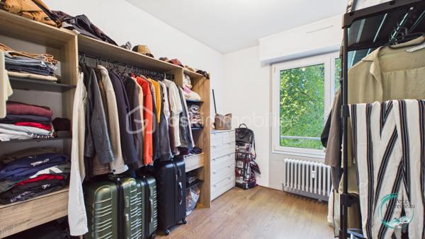 Idéalement situé à Cluses, dans le secteur recherché de La Sardagne, cet appartement de 70 m² séduira les familles, les primo-accédants et les investisseurs à la recherche d'un bien lumineux, fonctionnel et évolutif.

Au 2ᵉ étage sur 3 d'une petite résidence bien entretenue, il bénéficie d'un emplacement privilégié au bord de l'Arve et à proximité immédiate de la voie verte. Un cadre idéal pour les promenades en famille, le vélo, le running ou simplement profiter d'un environnement agréable au quotidien.

Toutes les commodités sont accessibles à pied (commerces, écoles, services) et l'accès à l'autoroute se trouve à quelques minutes seulement, offrant une excellente connexion pour les déplacements professionnels.

Grâce à sa triple exposition et à sa configuration traversante Nord-Sud, l'appartement profite d'une belle luminosité tout au long de la journée. La proximité de l'Arve apportera une sensation de fraîcheur appréciable durant la saison estivale.

L'appartement comprend :
• Un hall d'entrée avec rangements
• Une cuisine indépendante
• Un séjour lumineux ouvrant sur un balcon exposé Sud
• Trois chambres, dont deux chambres d'enfants ou une chambre d'enfant et un bureau
• Une salle de douche avec espace buanderie
• Un WC indépendant

Vous apprécierez sa vue dégagée sur le massif du Bargy ainsi que sur les montagnes environnantes, offrant un cadre de vie agréable et ouvert.

Un appartement qui s'adapte à vos projets :

L'un de ses principaux atouts réside dans son potentiel d'évolution. La cuisine peut être ouverte sur le séjour afin de créer une vaste pièce de vie conviviale et contemporaine. Il est également envisageable de transformer la fenêtre de la cuisine en porte-fenêtre afin d'offrir un second accès direct au balcon.

Une belle opportunité pour personnaliser votre futur logement selon vos envies et valoriser encore davantage son espace de vie.

Les plus :
✔ Triple exposition (Nord - Sud et Est)
✔ Appartement traversant
✔ Balcon exposé Sud
✔ Vue dégagée sur les montagnes
✔ Double vitrage
✔ Chauffage collectif gaz avec répartition individuelle des consommations
✔ Grande cave accessible depuis l'extérieur, idéale pour vélos, motos ou stockage
✔ Local vélos commun
✔ Nombreuses possibilités de stationnement à proximité immédiate

Lumineux et bénéficiant d'un emplacement particulièrement recherché entre nature, commodités et accès rapides, ce bien offre une qualité de vie rare sur le secteur.

Une visite vous permettra de découvrir tout son potentiel et de vous projeter dans votre futur chez-vous.