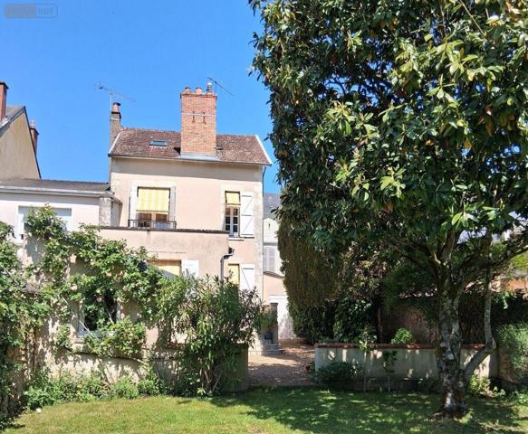 Maison de maître à vendre à La Flèche dans la Sarthe (72200), ref : 403   
la fleche
