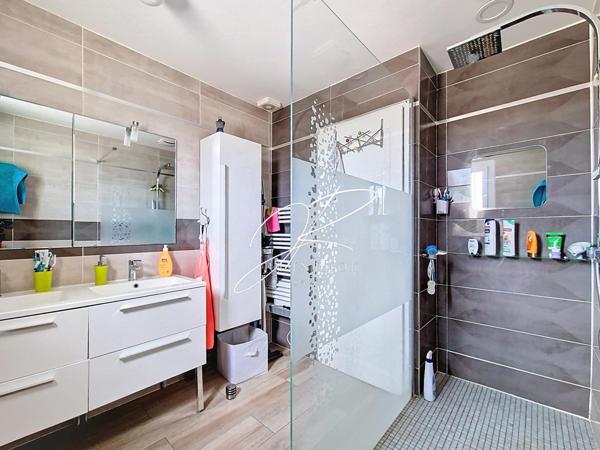 Maison T6 5 chambres 138 m², grand garage, piscine