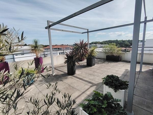 TARNOS Bourg, T3 de  95m² en ATTIQUE. Terrasse 54m², Garage 21m²