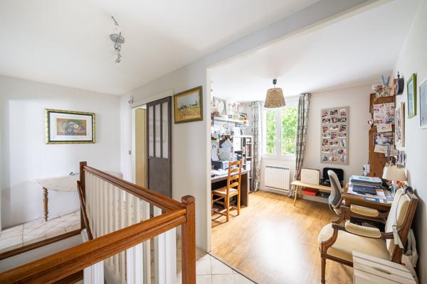 Maison Vaureal 6 pièce(s) 90 m2 avec 4 chambres, terrain et garage + 2 places de parking.