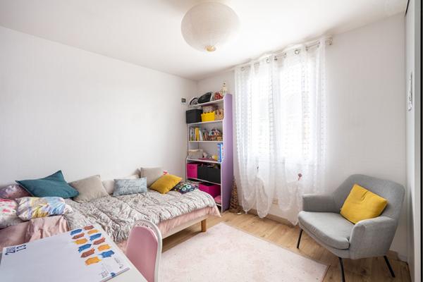 Maison Vaureal 6 pièce(s) 90 m2 avec 4 chambres, terrain et garage + 2 places de parking.